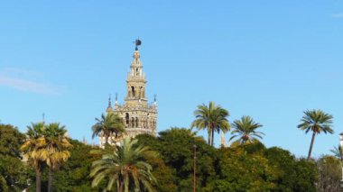 Giralda çan kulesi, Seville Katedrali Seville, İspanya olduğunu. Bu aslında Mağribi döneminde Muvahhidler Hanedanı Rönesans tarzı top ile saltanatı sırasında Minare inşa edilmiştir.