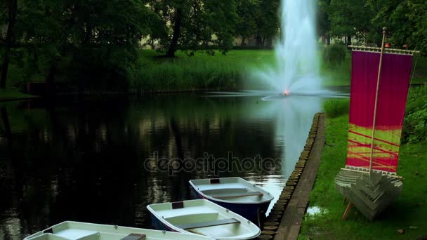 喷泉在堡垒山是古代散装山，位于中心的里加，拉脱维亚，粉塔前。前主要出入口之一到老城从 Smilshu (Peschanaya) 街头一侧. — 图库视频影像