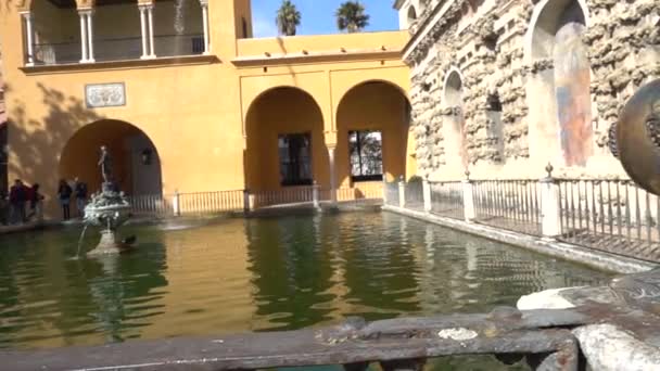 Alcazar Gardens. Alcazar of Seville is royal palace in Seville, Andalusia, Spain, originally developed by Moorish Muslim kings. — Stock Video