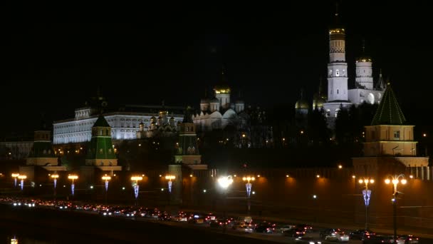 4k Moscou Kremlin em um contexto de Moskva-rio à noite. O Kremlin de Moscou é um complexo fortificado no coração de Moscou. Complexo serve como residência oficial do Presidente da Federação Russa . — Vídeo de Stock