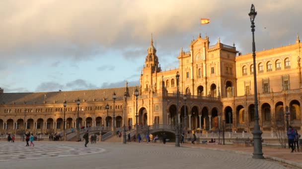 Spanje Square is plaza in het Maria Luisa Park, Sevilla, Andalusie, Spanje, gebouwd in 1928 voor de Ibero-Amerikaanse tentoonstelling. Het is Renaissance en Moorse Revival stijlen van Spaanse architectuur. — Stockvideo