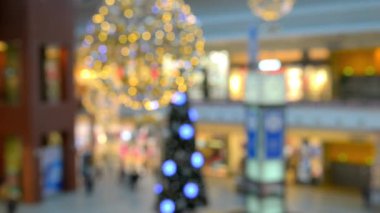 Noel ağacı süsle alışveriş merkezi. Bulanık parlak süsler.
