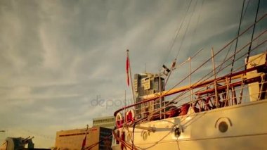 Rhei büyük ahşap gemi ve pilonlar.