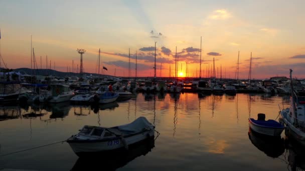 Puerto deportivo nocturno en Sozopol, Bulgaria. Yates y barcos en el contexto de la puesta del sol . — Vídeo de stock