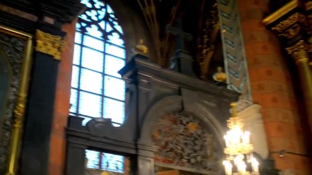アワ レイディ アシュームド イントゥ天国 (聖マリア教会) 教会はポーランド、クラクフのメイン マーケット広場に隣接する煉瓦ゴシック様式の教会、クラクフ、ポーランド - 2016 年 1 月 9 日。. — ストック動画