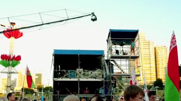 Мінськ - 3 липня 2015: Святковий концерт на честь Дня незалежності Республіки Білорусь. Мінськ, перехрестя поблизу музеї білоруського Великої Вітчизняної війни. — стокове відео