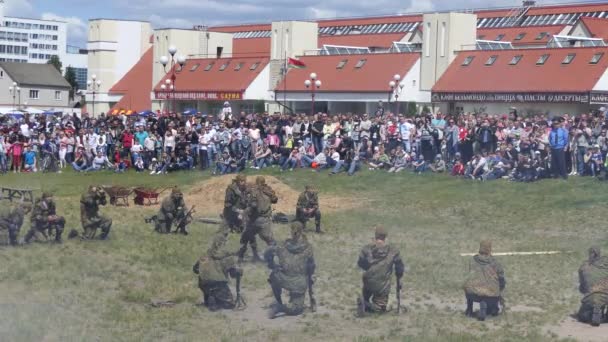 Brest, Wit-Rusland - mei 27 2017: Demonstratie voorstellingen van parachutisten op Brest Bike Festival International. Paardrijden gasten op motorfietsen. — Stockvideo
