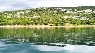 Ormandaki nehir dağ üzerinde küçük şelale.