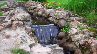 Ormandaki nehir dağ üzerinde küçük şelale.