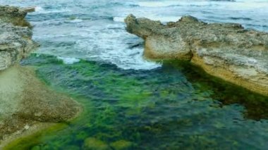 Ormandaki nehir dağ üzerinde küçük şelale.