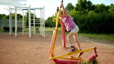 Küçük güzel kız spor yaz Şehir Parkı eğitim cihaz nişanlı..