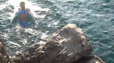 Taştan Hırvatistan Adriyatik sahil üzerinde denize atlama iki güzel kızın.