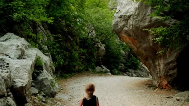 Όμορφο κοριτσάκι βόλτες σε Paklenica, είναι το φαράγγι του ποταμού καρστ βρίσκεται στο εθνικό πάρκο της Κροατίας. — Αρχείο Βίντεο