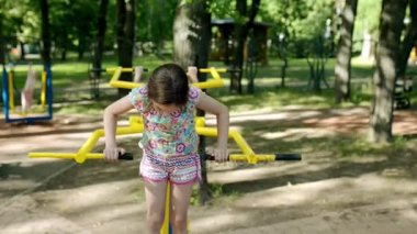 Küçük güzel kız spor yaz Şehir Parkı eğitim cihaz nişanlı..