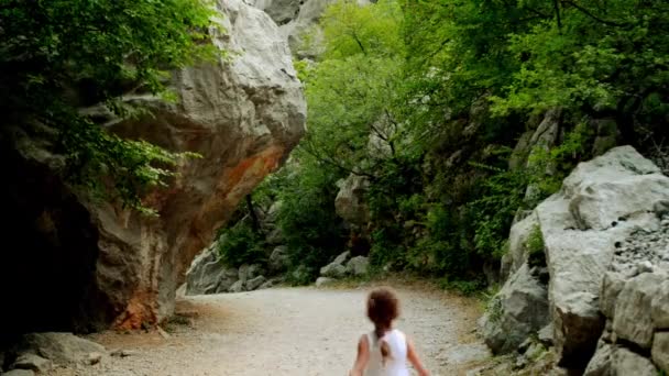 Pequeña chica hermosa camina en Paklenica, es karst cañón del río es parque nacional en Croacia . — Vídeos de Stock