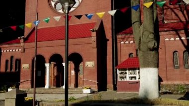 Kilise aziz Simon ve Elena Kızıl kilise olarak da bilinen Roma Katolik Kilisesi, Minsk, Belarus bağımsızlık Meydanı var. Tomasz Pajzderski ve Wladyslaw Marconi mimarlar tarafından tasarlanmıştır.