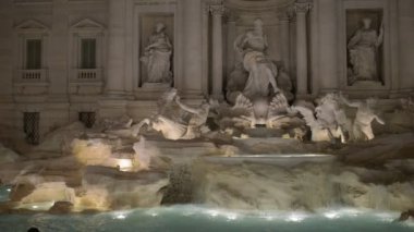 Trevi Çeşmesi Barok çeşme Trevi bölgesinde Roma, İtalya, İtalyan mimar Nicola Salvi tarafından tasarlanmış ve Pietro Bracci tarafından tamamlandı 's. Dünyanın en ünlü çeşmeler biridir.