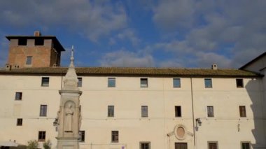 St Bartholomew adada Bazilikası itibari küçük bazilika, Roma, İtalya'da yer alan var. Bu 998 içinde Otto III, Kutsal Roma İmparatoru tarafından kurulmuştur ve St Bartholomew havari kalıntıları içerir.