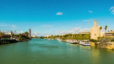 Torre del Oro (altın kule) Seville, Endülüs, İspanya dodecagonal askeri gözetleme kulesi var. Seville Guadalquivir Nehri üzerinden erişimi denetlemek için Muvahhidler Hilafet tarafından dikildi.