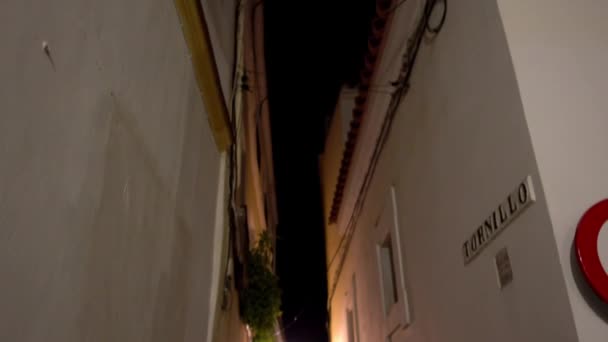 Oude huizen op donkere avond in Cordoba, Andalusië, Spanje. — Stockvideo
