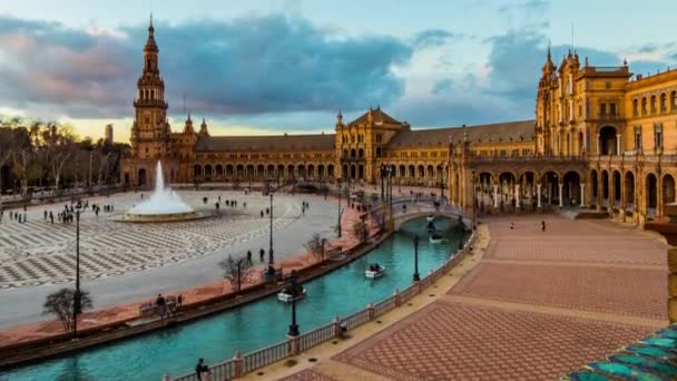 Timelapse: Praça da Espanha é praça no Parque Maria Luisa, Sevilha, Andaluzia, Espanha, construída em 1928 para a Exposição Ibero-Americana. É estilos de renascimento renascentista e mourisco de arquitetura espanhola . — Vídeo de Stock