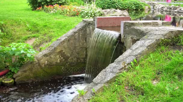 Cascading waterfall fountain in summer city park. — Stock Video