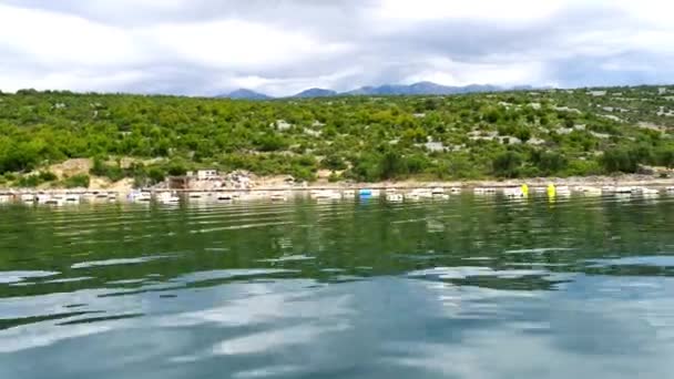 Pagórkowaty i zarośnięte krzewami brzegu Novigradsko w prowincji Zadar County, Chorwacja. — Wideo stockowe