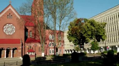 Kilise aziz Simon ve Elena Kızıl kilise olarak da bilinen Roma Katolik Kilisesi, Minsk, Belarus bağımsızlık Meydanı var. Tomasz Pajzderski ve Wladyslaw Marconi mimarlar tarafından tasarlanmıştır.