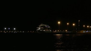 Geceleri büyük yolcu gemisi Palma Mallorca için. Balearic Islands, İspanya.