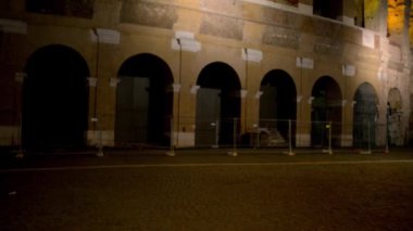 Colosseum veya Coliseum, olarak da bilinen Flavius anfi tiyatro, Roma, İtalya, oval bir amfiteatr var. Bu en büyük amfitiyatro var. Kolezyum sadece Roman Forum doğusunda yer alan.
