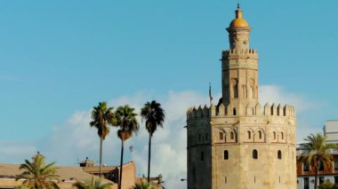 Torre del Oro (altın kule) Seville, Endülüs, İspanya dodecagonal askeri gözetleme kulesi var. Seville Guadalquivir Nehri üzerinden erişimi denetlemek için Muvahhidler Hilafet tarafından dikildi.