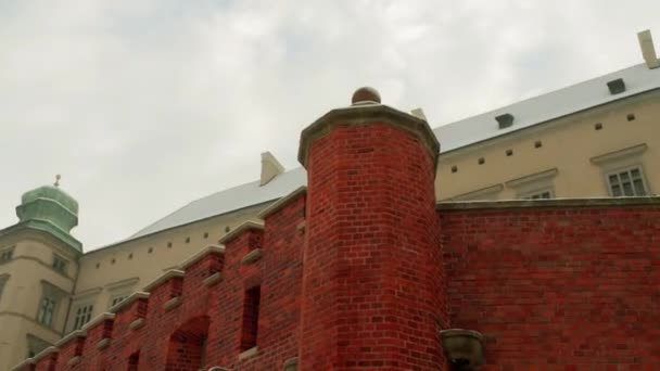 Wawel je opevněné architektonický komplex postavený na levém břehu řeky Visly v Krakově, Polsko. Se královský hrad Wawel, katedrála, (což je bazilika St Stanislaw a St Waclaw). — Stock video