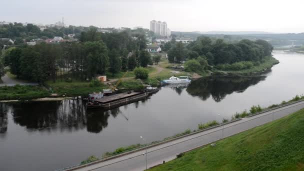 Oude Hrodna kasteel ontstond in de 11e eeuw als zetel van de dynastie van Zwart-Roethenië heersers, afstamt van jongere zoon van Yaroslav Wise van Kiev. — Stockvideo