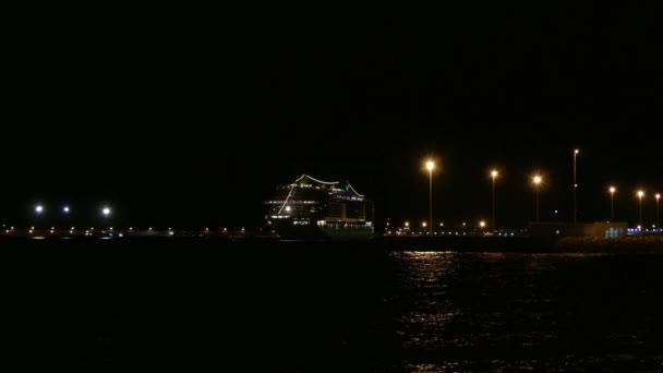 Groot passagiersschip naar Palma Mallorca's nachts. Balearen, Spanje. — Stockvideo