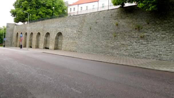 Pikk Hermann veya uzun boylu Hermann kule Toompea Kalesi, Tallinn, Estonya'nın başkenti Toompea tepede var. Kule oluşan on iç kat ve üst görüntüleme platformu. — Stok video