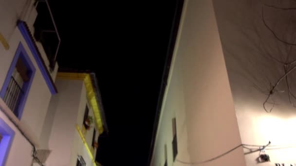 Casas antiguas en la noche oscura en Córdoba, Andalucía, España . — Vídeo de stock