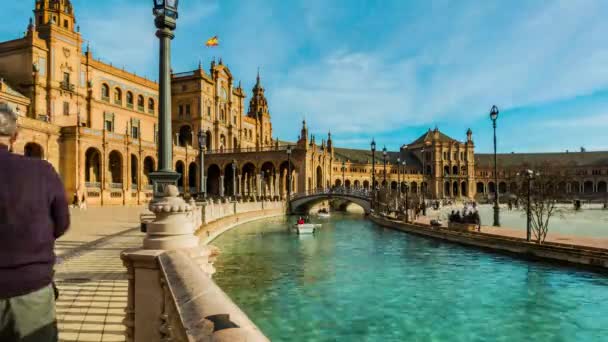 Timelapse: Plaza de España es la plaza del Parque María Luisa, Sevilla, Andalucía, España, construida en 1928 para la Exposición Iberoamericana. Se trata de estilos renacentistas y moriscos de la arquitectura española . — Vídeos de Stock