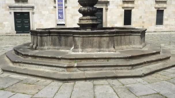 Aartsbisschoppelijk Hof met een van de fonteinen in Braga, Portugal. — Stockvideo