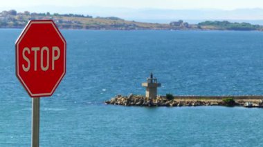 Karadeniz arka plan üzerinde kırmızı dur işareti Stop.