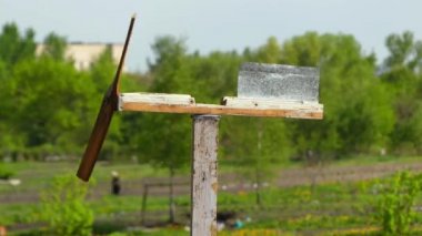 Ahşap ev yapımı weathervane sarma bıçaklar tarım bir çiftlikte döner..
