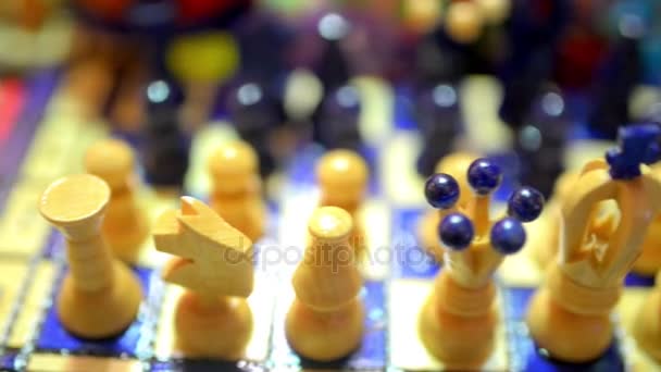 Veelkleurige gesneden houten schaak close-up. — Stockvideo