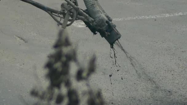 Trabajadores de la construcción reparando agujeros en la carretera con grava y betún con la ayuda de equipos especiales . — Vídeo de stock