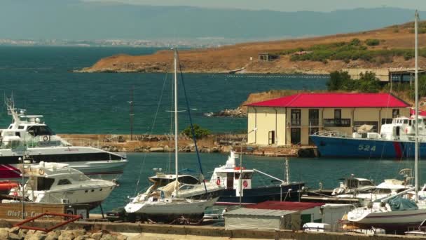 Marina e porto em Sozopol, Bulgária, na costa do Mar Negro . — Vídeo de Stock