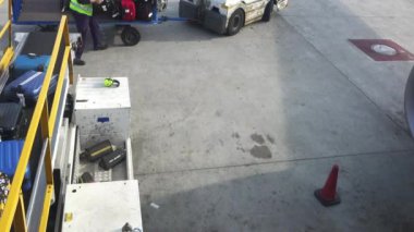 Malaga, İspanya - 31 Ocak 2017: Lugging Bagaj Konveyör bant içine yolcu uçağı üzerinde.