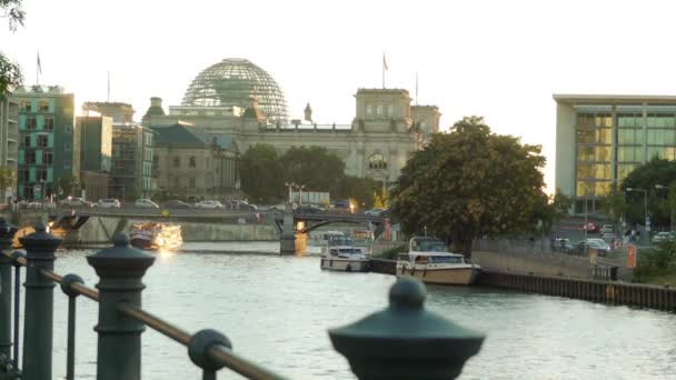 Berlin, deutschland - 6. september 2016: das reichstagsgebäude ist ein historisches gebäude, erbaut, um die kaiserliche diät des deutschen reiches zu beherbergen. Es wurde 1894 eröffnet und beherbergte die Ernährung bis 1933. — Stockvideo