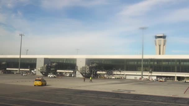 MALAGA, ESPAGNE - 31 JANVIER 2017 : L'aéroport de Malaga est le quatrième aéroport le plus achalandé d'Espagne après MadridBarajas, Barcelone et Palma de Majorque, c'est le principal aéroport international desservant Costa del Sol . — Video