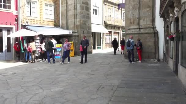 BRAGA, PORTUGAL - ABRIL 13 2017: Arco do Novo Portal é um arco barroco e neoclássico, desenhado por André Soares no final do século XVIII, na freguesia civil de Se, município de Braga, no norte de Portugal . — Vídeo de Stock