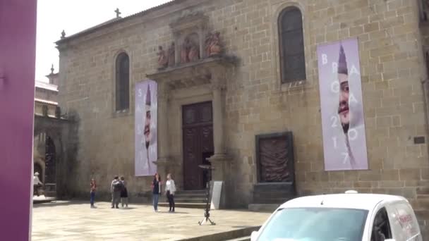 BRAGA, PORTUGAL - 13 DE ABRIL DE 2017: Teleoperadores cerca de Misericordia es una iglesia ubicada en Se, Braga, Portugal. Construido en 1562 es considerado el legado más importante del período renacentista en la ciudad . — Vídeo de stock