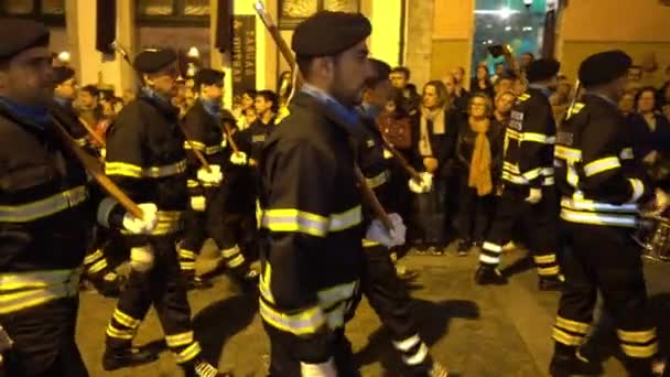 BRAGA, PORTUGAL - 14 217 DE ABRIL: Procissões de penitência nas ruas de Braga, Portugal na Semana Santa (Semana Santa) durante a última semana da Quaresma antes da Páscoa. Homenagem anual da Paixão de Jesus Cristo . — Vídeo de Stock