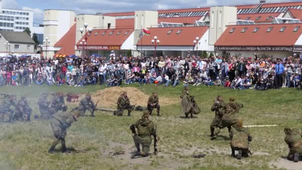 Brześć, Białoruś - maj 27 2017: Występy demonstracji spadochroniarzy na Międzynarodowy Festiwal rowerowy Brest. Goście jazda na motocyklach. — Wideo stockowe